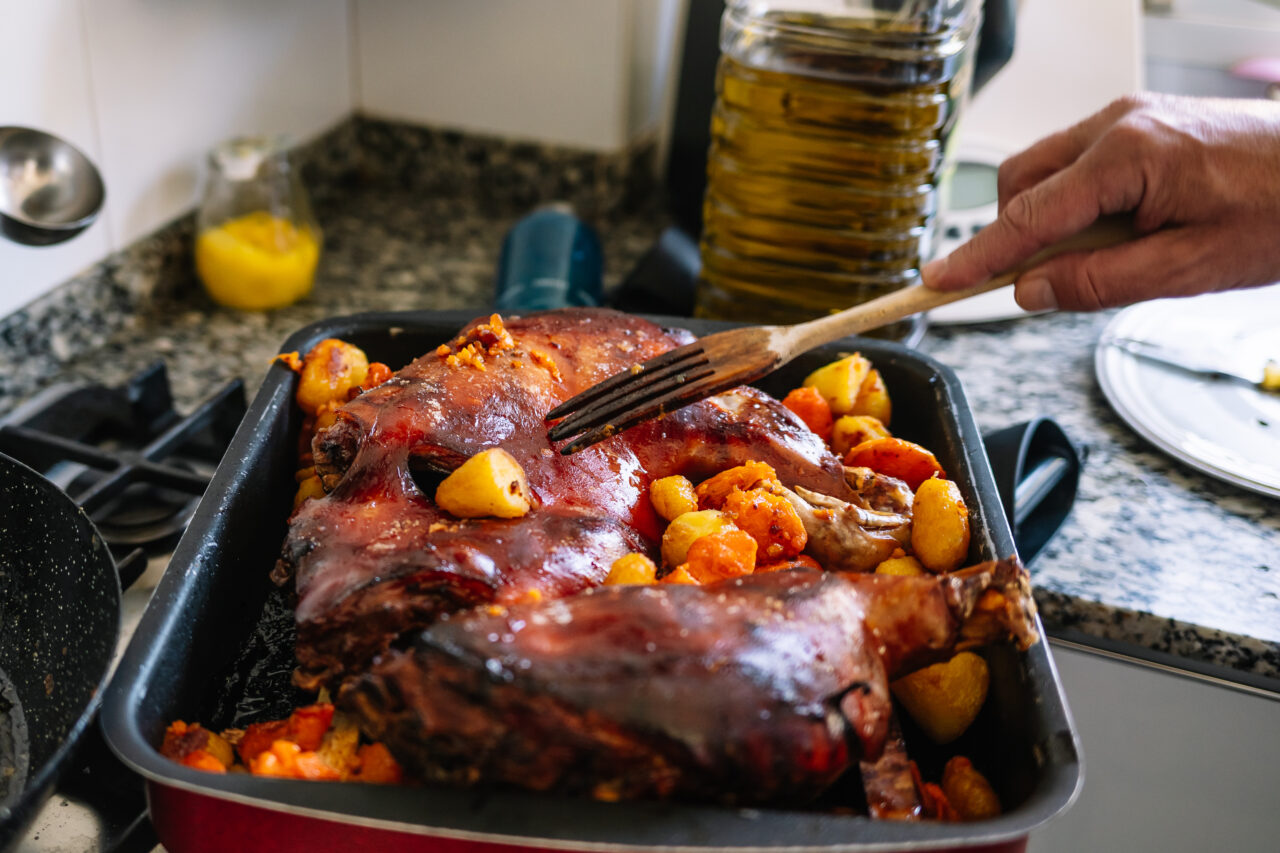 Cum pot fi tranformate resturile de la masa de Paște într-un nou festin. Rețete din bunătăți reciclate