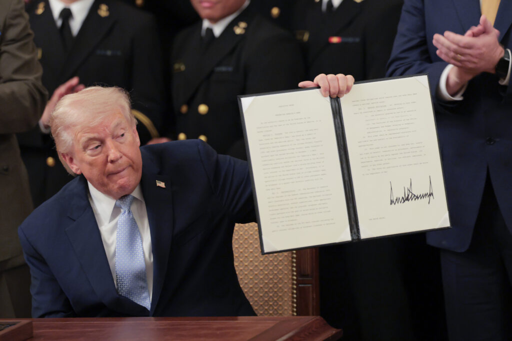 Trump merge în tribunal pentru a-și apăra decretul. Președintele Trump asistă personal la argumentele Curții în bătălia pentru cetățenia prin naștere