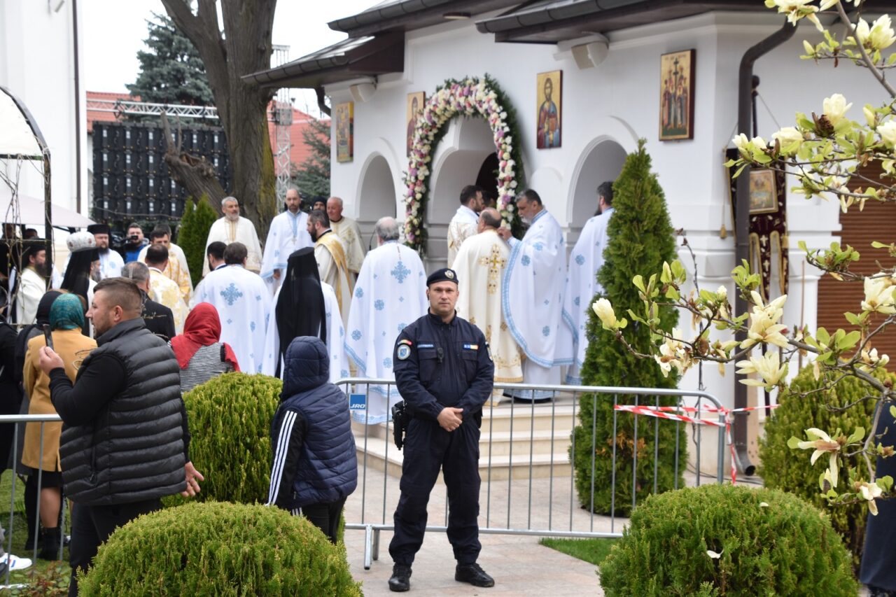 Mii de credincioși, la Mănăstirea Ghighiu din Prahova. Se sărbătorește Izvorul Tămăduirii