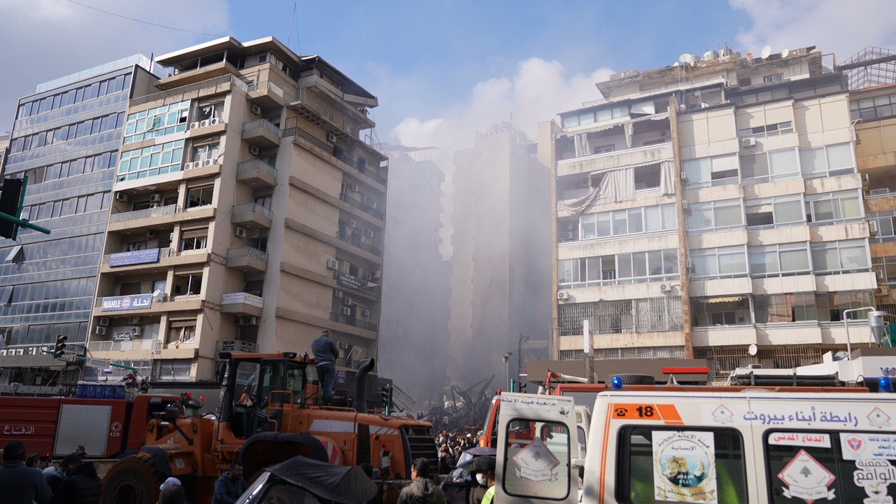 Israelul bombardează Libanul și după ce Hezbollah a anunțat că își suspendă atacurile. Cel puțin 100 de morți și răniți. Apelul premierului libanez