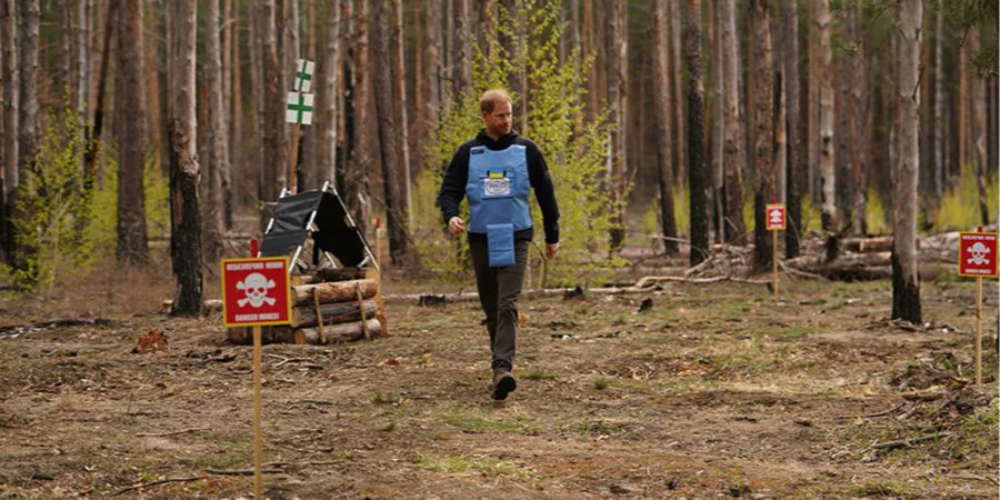 Prințul Harry a mers într-o zonă minată din Ucraina, exact cum a făcut mama sa, prințesa Diana, acum 30 de ani în Angola