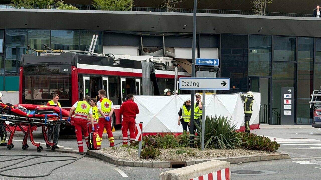 Un autobuz a intrat într-un supermarket din Salzburg: un mort, zeci de răniți. Care a fost cauza accidentului