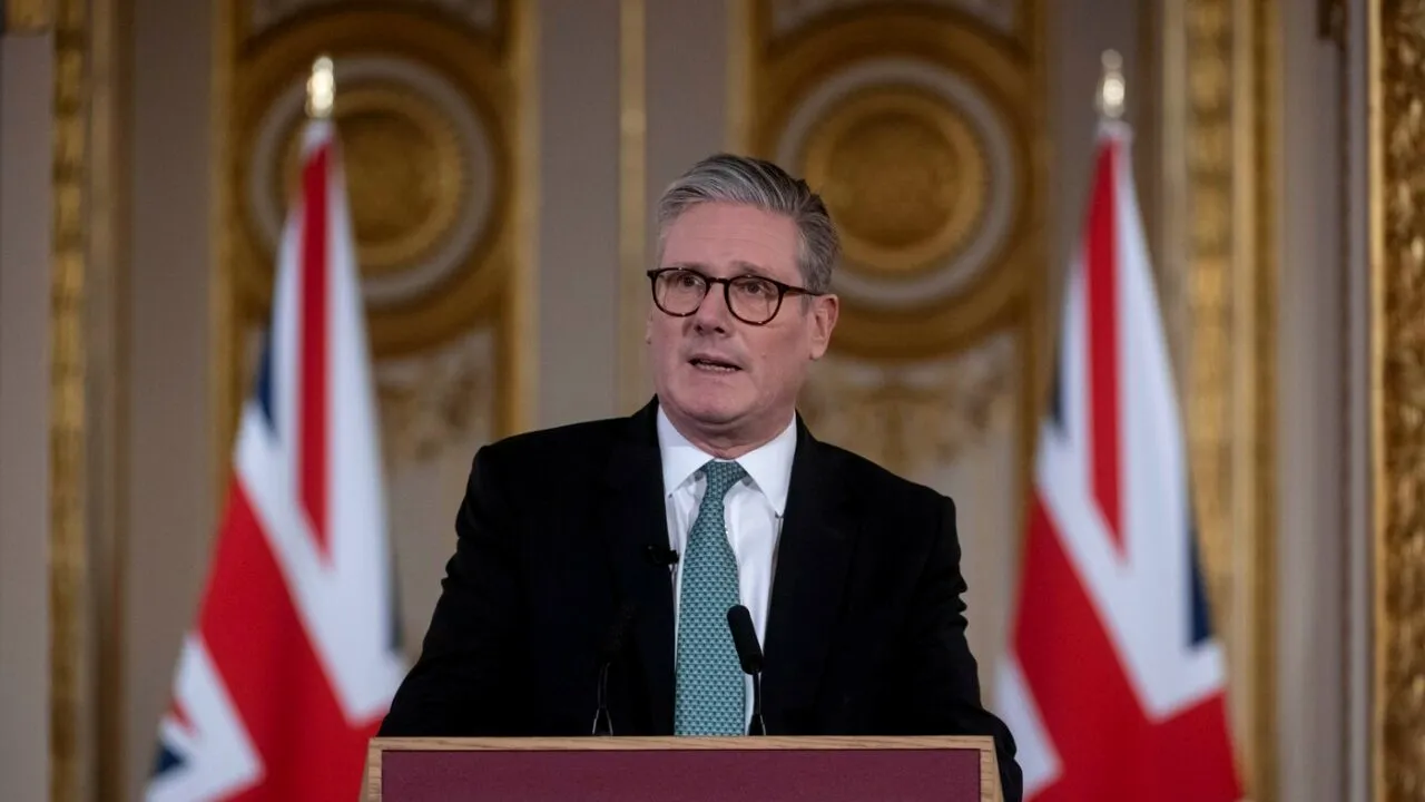 Keir Starmer se apără în Parlamentul britanic: numirea lui Peter Mandelson în funcția de ambasador în SUA a fost „o eroare de judecată”