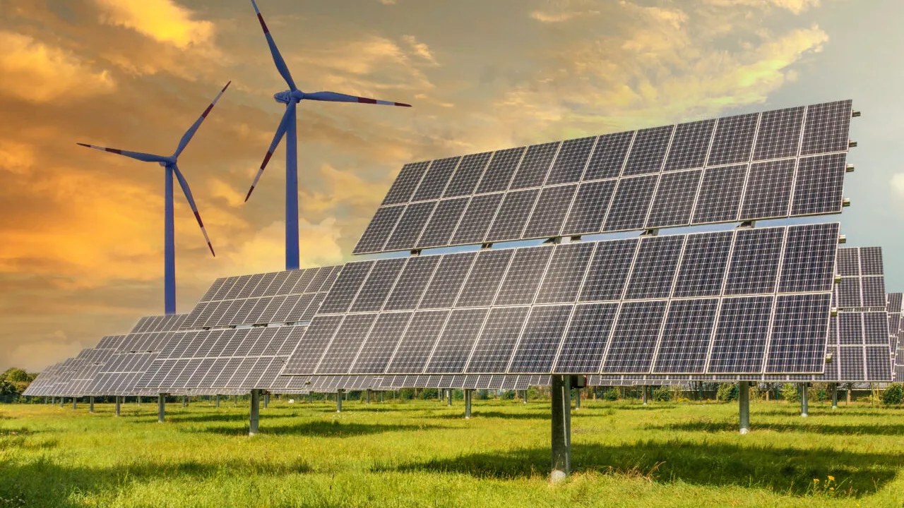 FMI le face europenilor o recomandare controversată: Menținerea prețurilor ridicate la pompă va forța oamenii să renunțe la combustibilii fosili