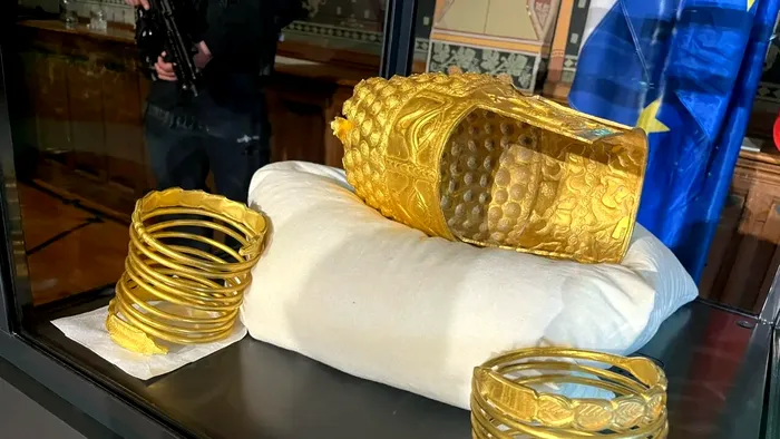 Coiful de la Coțofenești și două brățări dacice se întorc astăzi în România, sub escorta jandarmilor