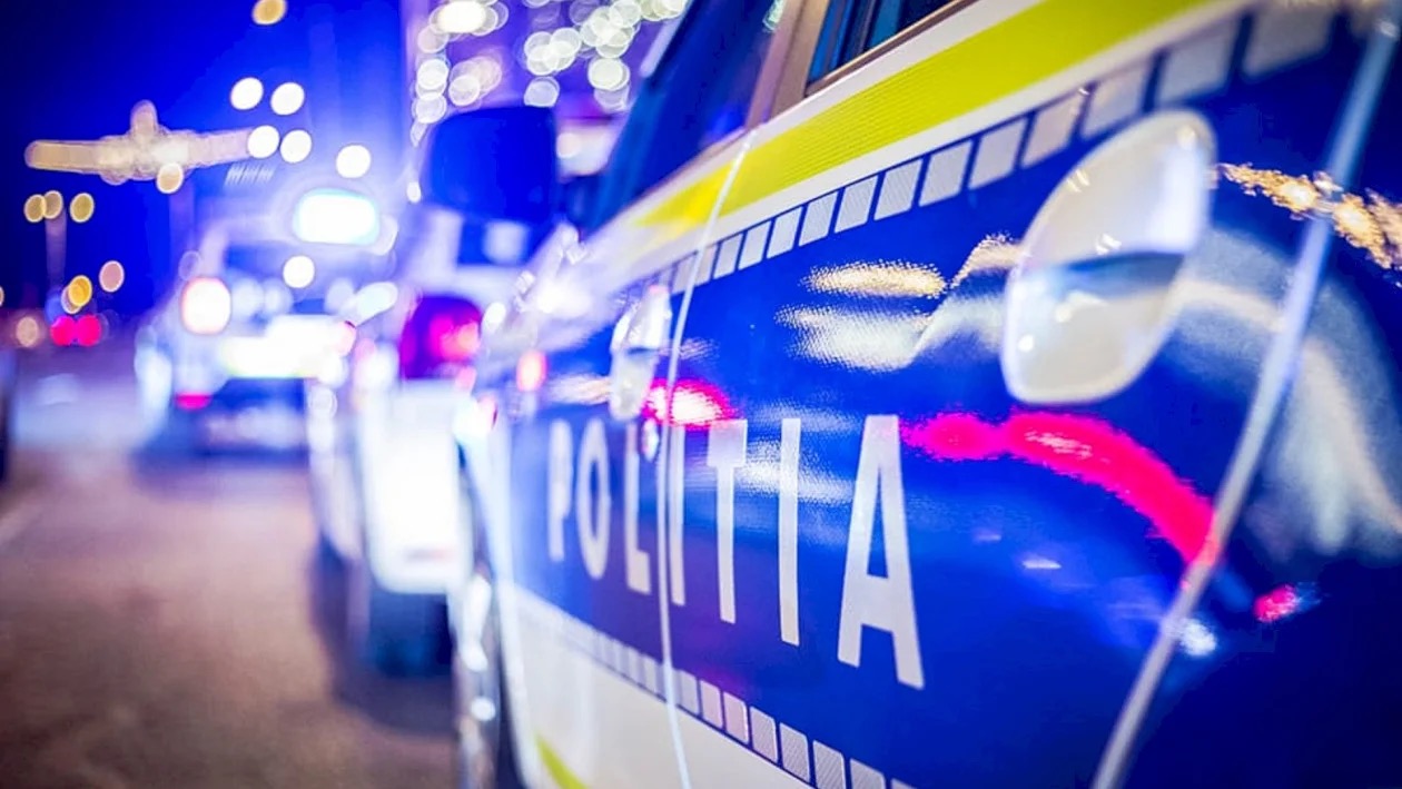 Mai mulți petrecăreți din Sectorul 4 au atacat o mașină de poliție cu pietre. Ce au făcut oamenii legii