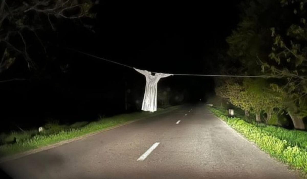 Glumă sinistră pe un drum județean. O rochie atârnată pe o sfoară, să pară o fantomă, a fost fotografiată de șoferi