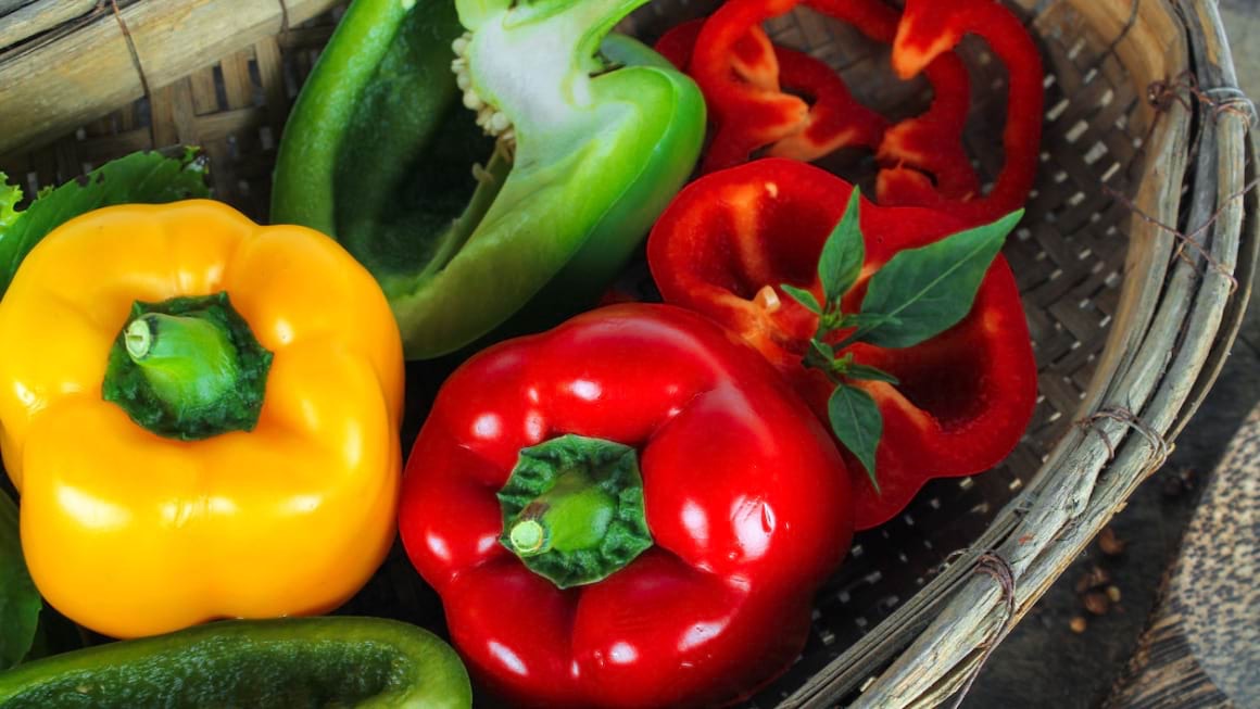 Alimentele banale cu beneficii surprinzătoare: un ardei gras conține de trei ori mai multă vitamina C decât o portocală