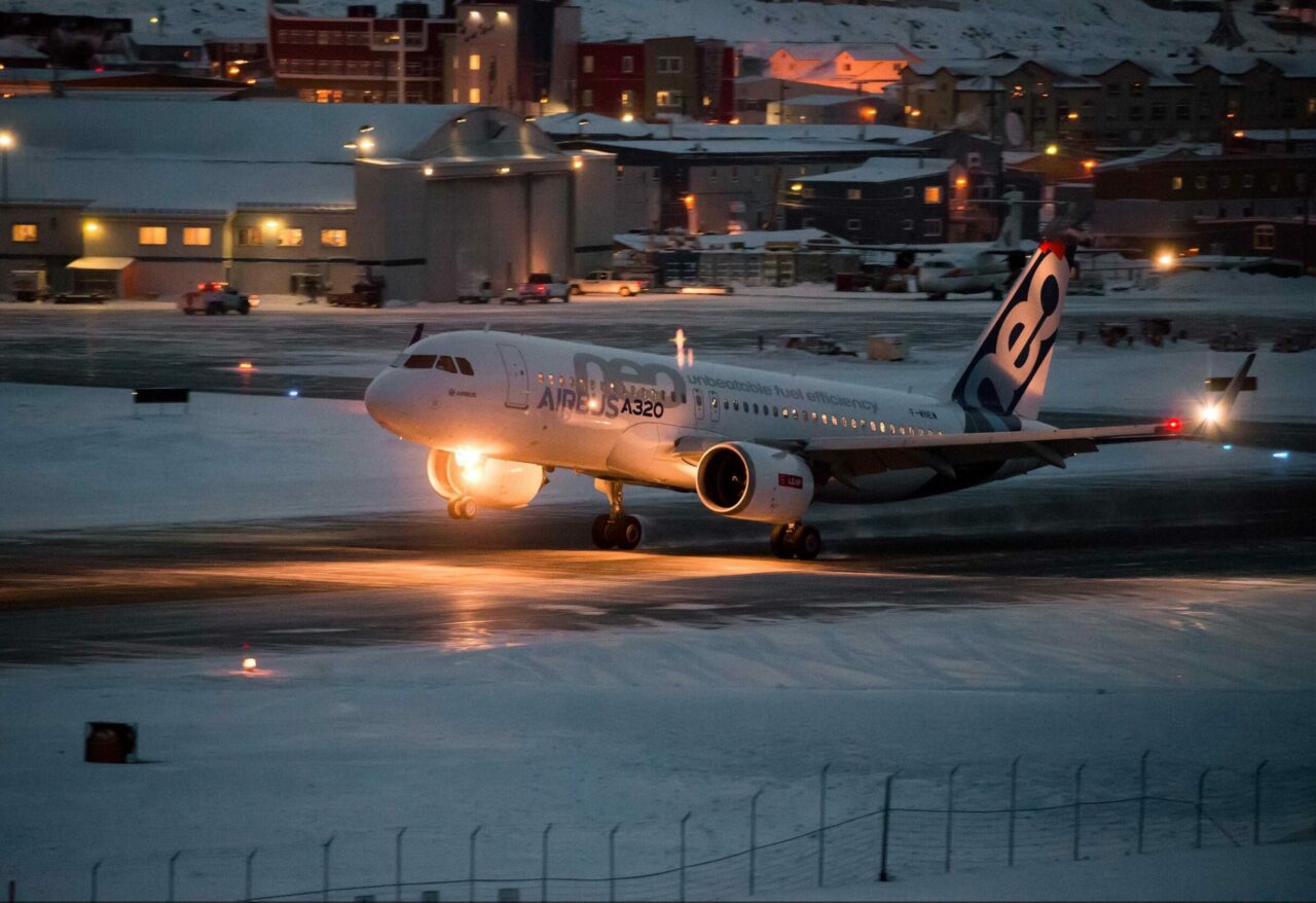 Motivul neștiut pentru care luminile unui avion trebuie reduse la decolare și aterizare, dezvăluit de un pilot