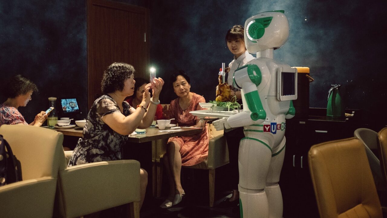 Restaurantele viitorului: inteligența artificială îți „citește” fața și limba și decide ce mănânci