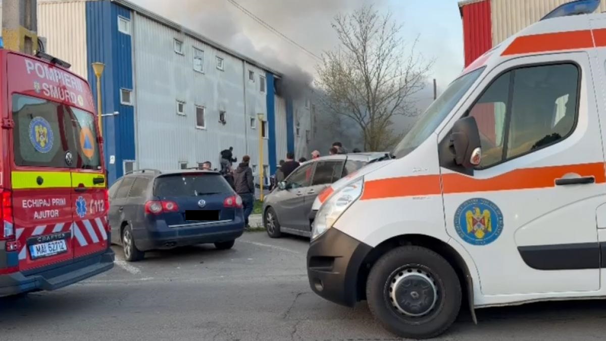 Incendiu izbucnit într-un bloc social cu două etaje din Constanța. Autoritățile au activat Planul Roșu de intervenție