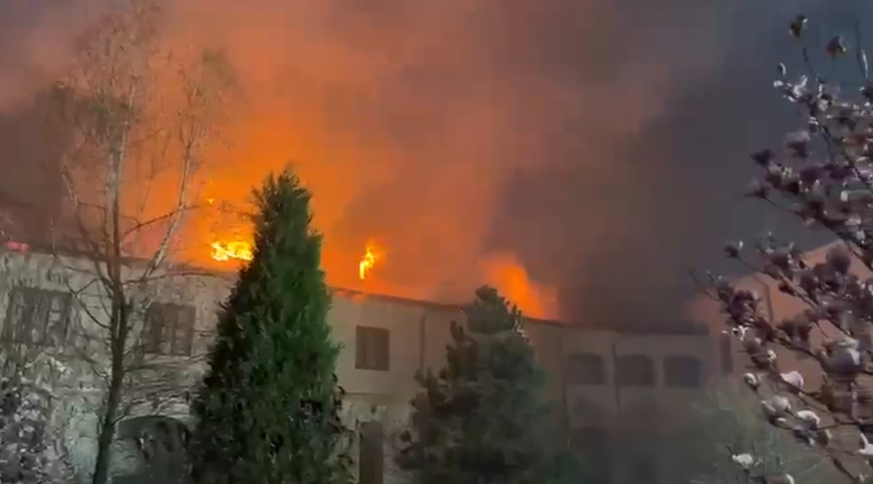 O persoană a murit în incendiul violent de la Mănăstirea Bistrița. Arde acoperișul unor chilii și există risc de extindere a focului. 19 mașini de pompieri intervin
