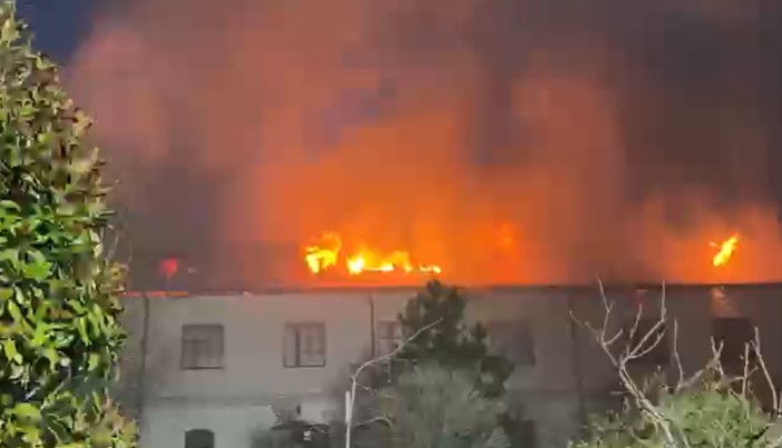 Incendiu violent la Mănăstirea Bistrița. Arde acoperișul unor chilii și există risc de extindere a focului. 10 mașini de pompieri intervin