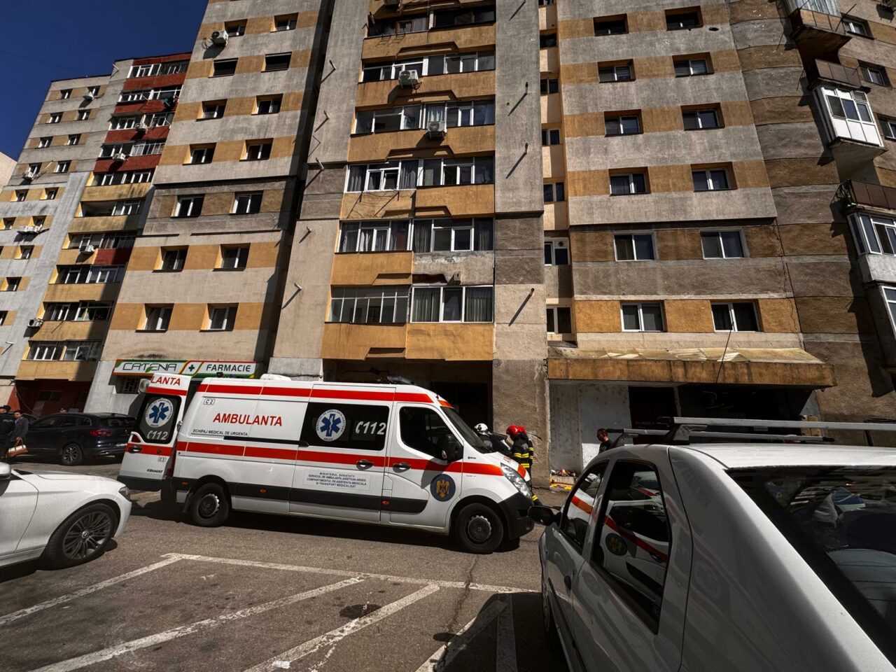 Incident grav în Pitești. Un copil a căzut de la etajul 4. Medicii îl resuscitează