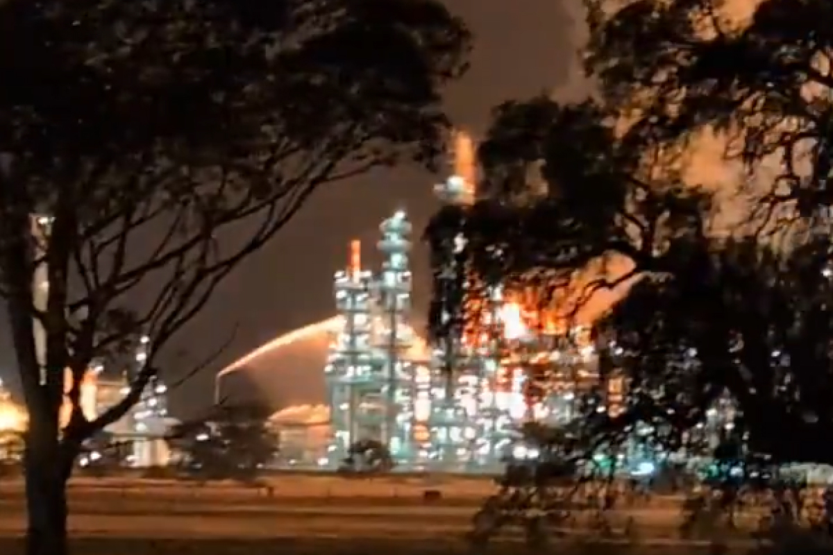 Explozii în lanț urmate de un incendiu uriaș la o rafinărie cheie din Australia. Flăcările s-au ridicat la 60 de metri înălțime