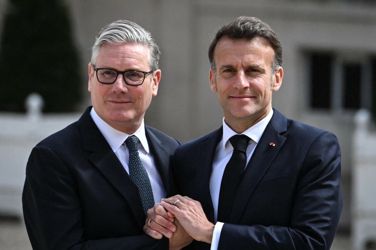 Starmer și Macron, acuzați de un oficial senior european că se prefac „relevanți” în planul „Strâmtoarea Ormuz”