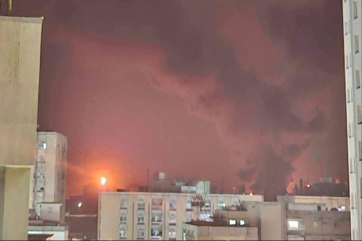 Escaladare în Orient. Centrale electrice și instalații de apă din Kuweit, lovite de drone iraniene. Un complex petrolier, în flăcări