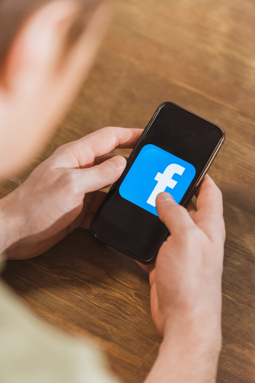 Un tată din Alba, condamnat la închisoare după o anchetă pe Facebook. Bărbatul nu știa ce vârstă au copiii lui sau în ce clasă sunt