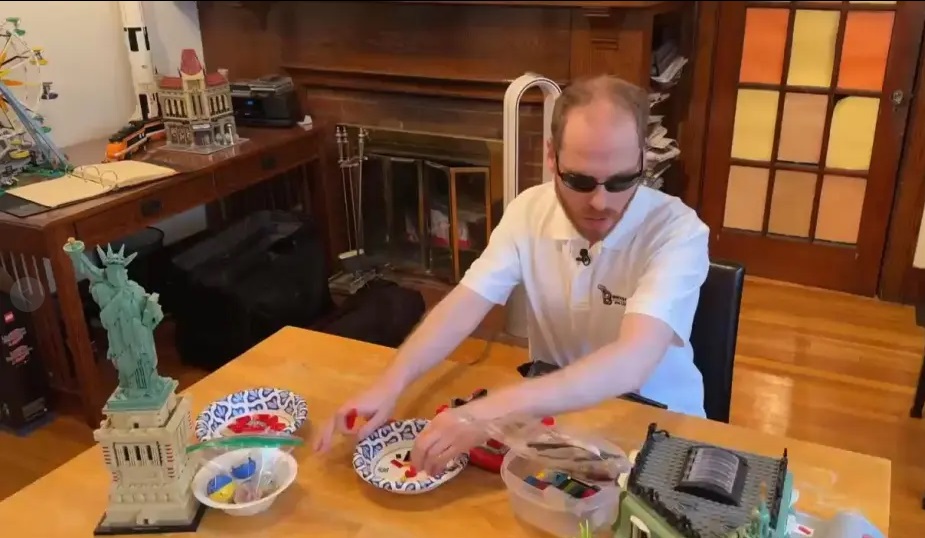 Cum a reușit un bărbat nevăzător ca și alte persoane cu deficiențe de vedere să poată construi seturi Lego
