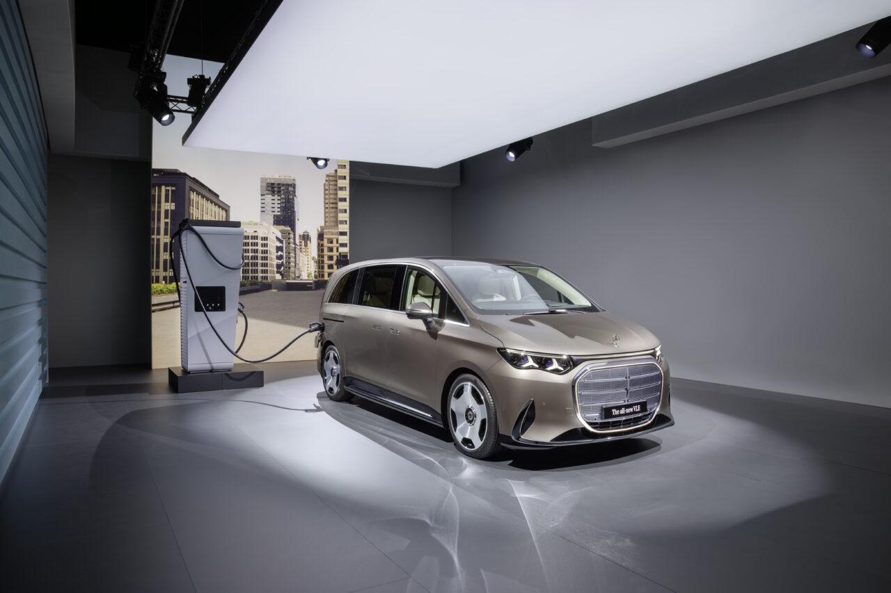 De ce Mercedes-Benz VLE este cel mai ambitios vehicul electric lansat in 2026: 700 km autonomie, 8 locuri si un ecran de 31 inch in spate
