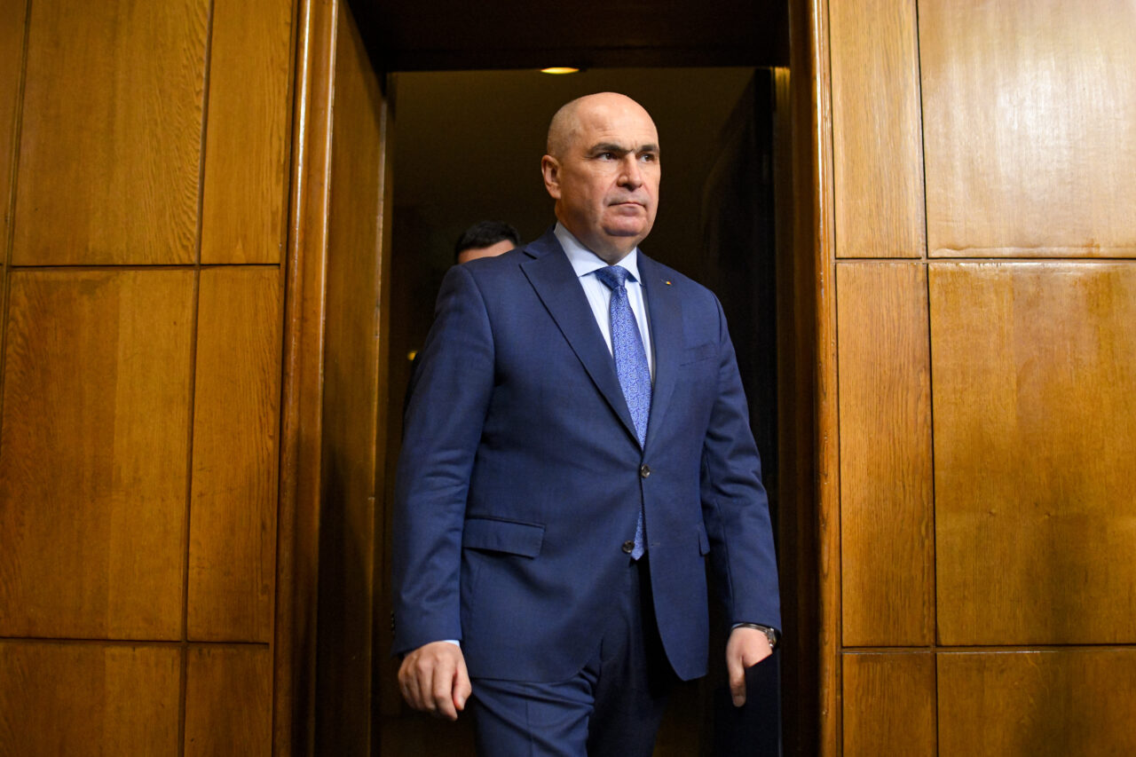 Moțiunea de cenzură inițiată de PSD și AUR împotriva Guvernului Bolojan este citită azi, în plenul Parlamentului, de Petrișor Peiu