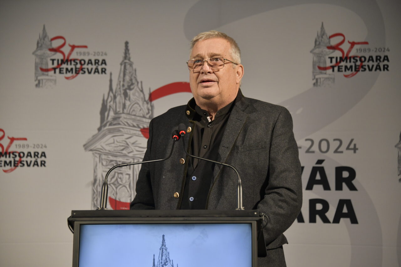 Mircea Dinescu lansează o „Invitație la un spectacol funerar”. „Știu de pe-acum rușinea ce mă paște/de-a fi slăvit de-un cârd de farisei”