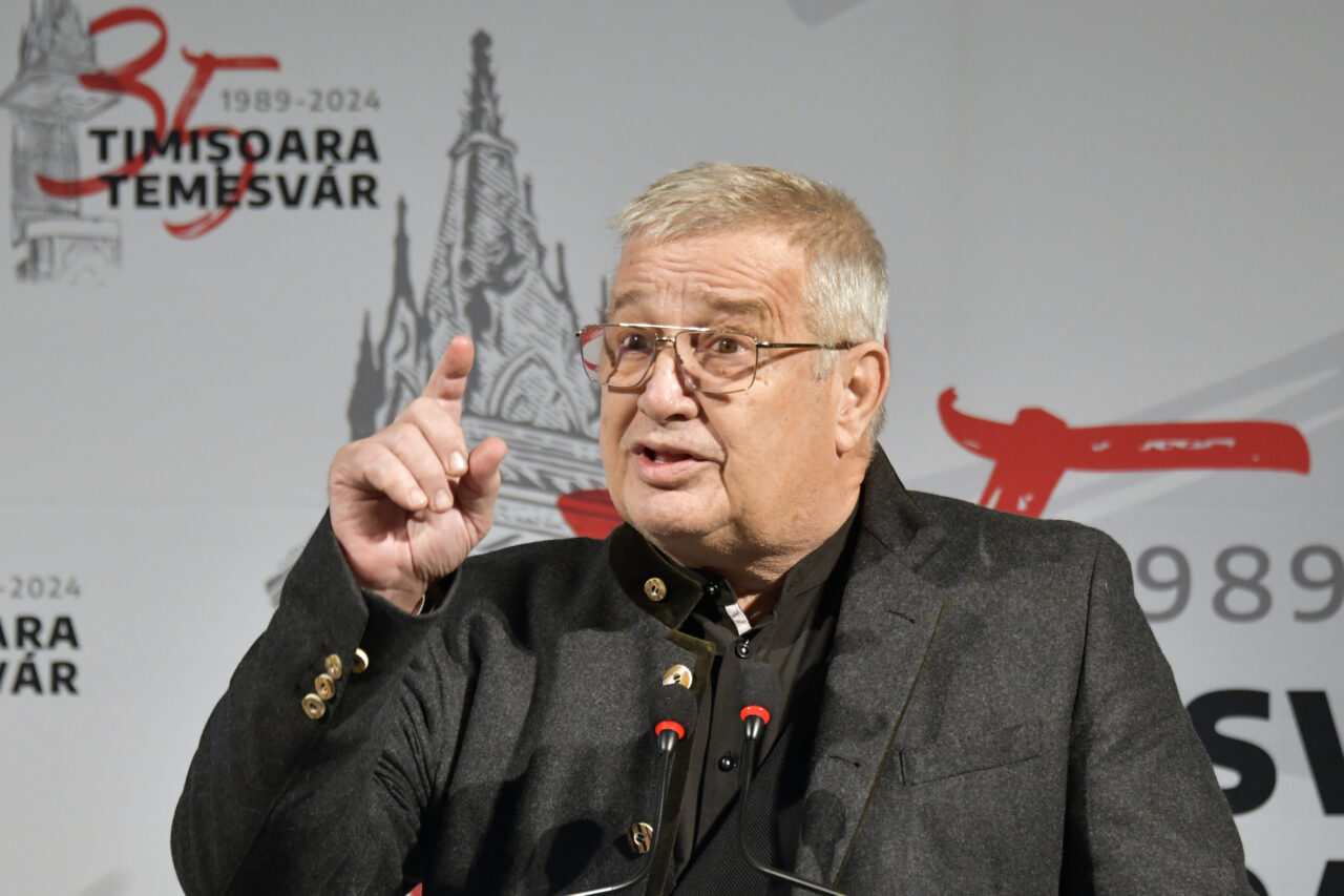 Mircea Dinescu face haz de necaz după ce i-a ars casa. „Balada păgubosului care-și dă singur foc la valiză” 