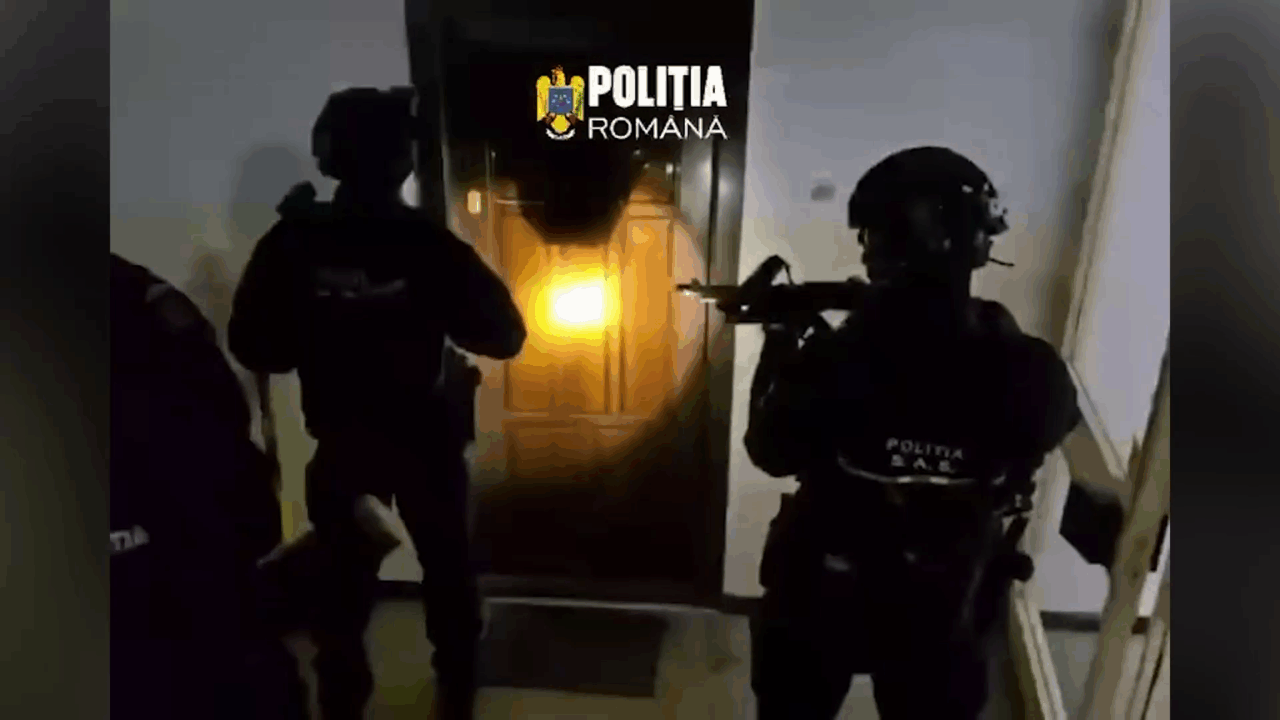 Momentul în care mascații intră peste un bărbat, în locuința din București. Pentru ce a fost săltat