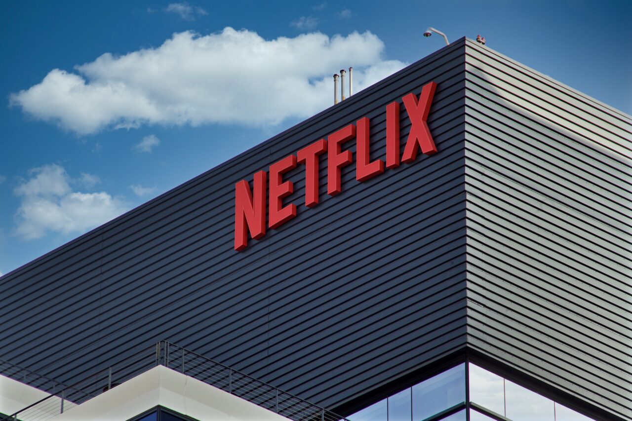 Netflix nu a îndeplinit așteptările pentru următorul trimestru. În ce situație acțiunile companiei au scăzut cu până la 10%
