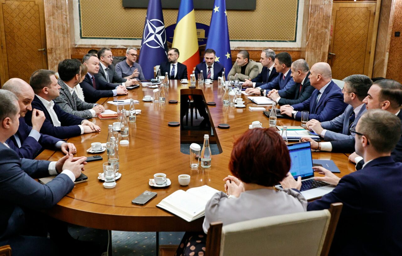 Guvernul Bolojan ia primele măsuri în criza carburanților. Motorina este prima vizată. Cu cât scade acciza