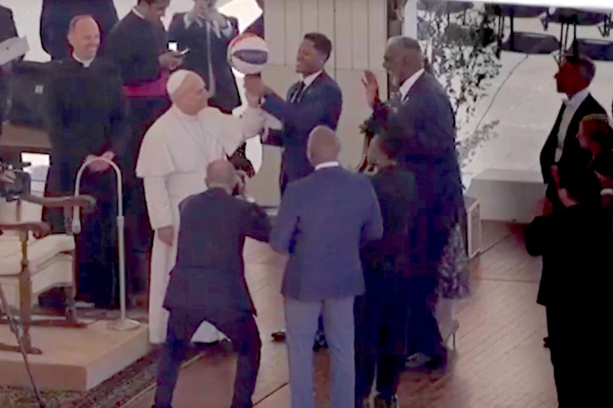 Moment viral la Vatican: Trucul din baschet „predat” de un jucător american al echipei Harlem Globetrotters. Papa Leon a acceptat provocarea