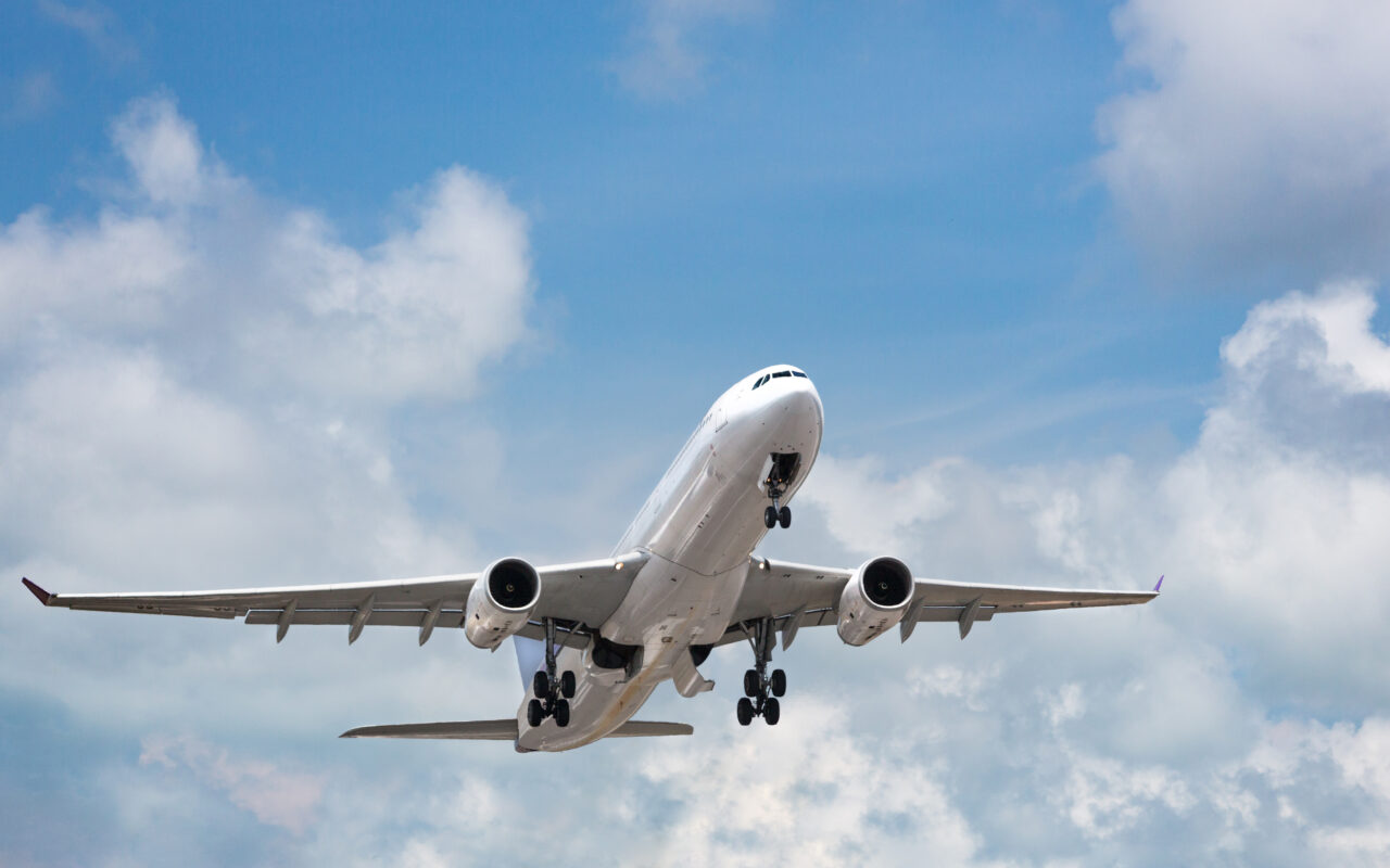 Un avion care zbura din Rusia spre Istanbul a aterizat de urgență în România