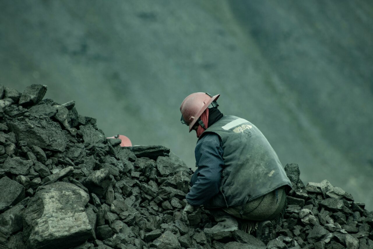 Explozie la o mină de cărbune din regiunea Luhansk, controlată de ruși: Peste 40 de oameni, blocați sub pământ