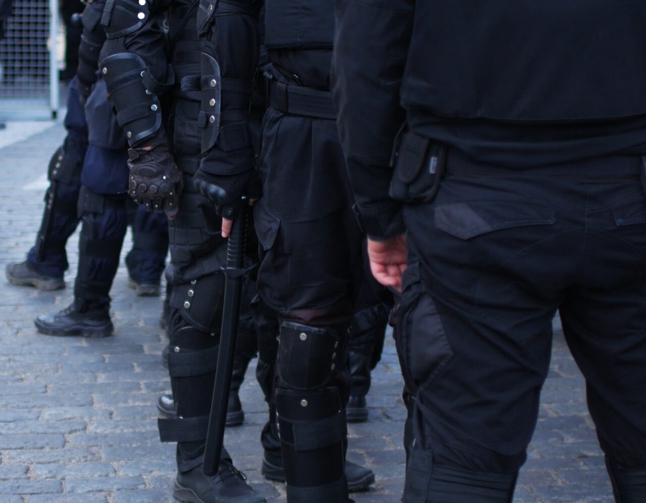 Rețea de escroci români la Viena. Schema prin care sute de firme au fost păgubite cu bunuri vândute ulterior în București