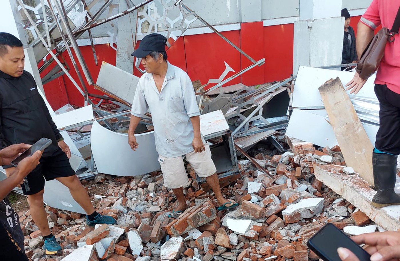 MANADO, April 2, 2026 -- This photo provided by Indonesia's National Search And Rescue Agency (Basarnas) Manado region shows people standing in the rubb...                    </div>
		<p style=