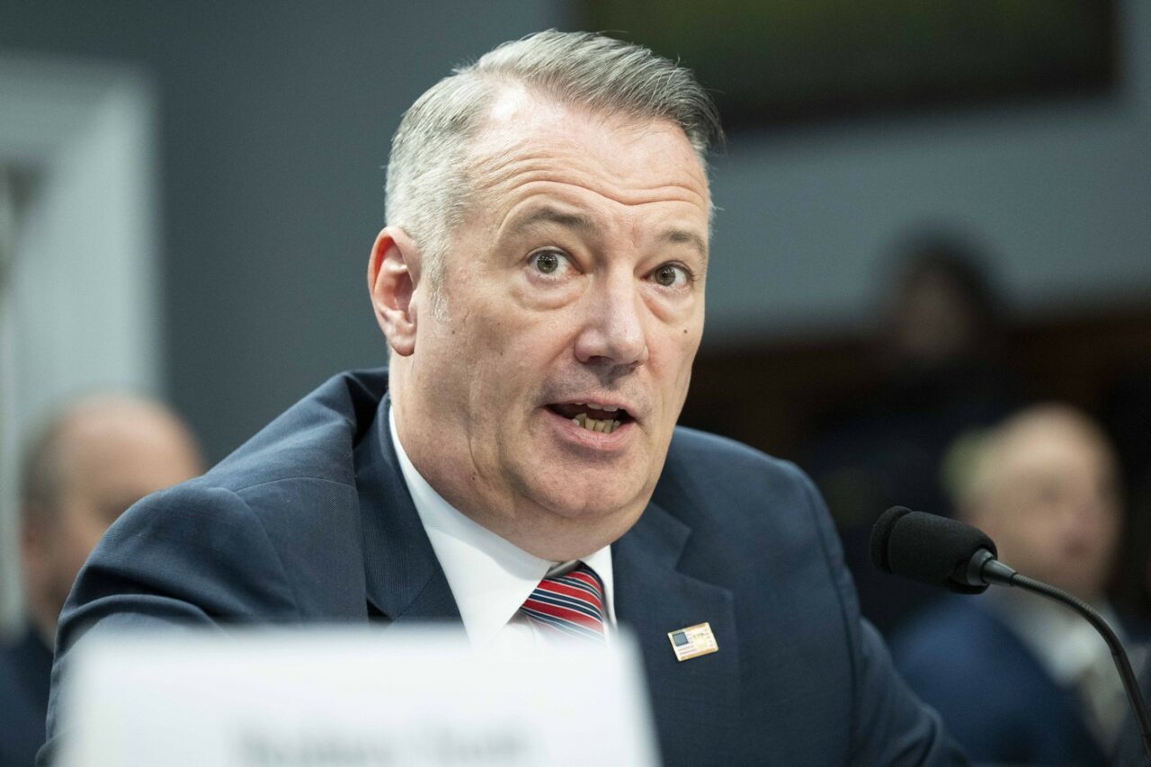 Demisie la vârful ICE. Șeful agenției anti-migrație și-a anunțat plecarea din funcție în plină criză generată de acțiunile violente ale agenților