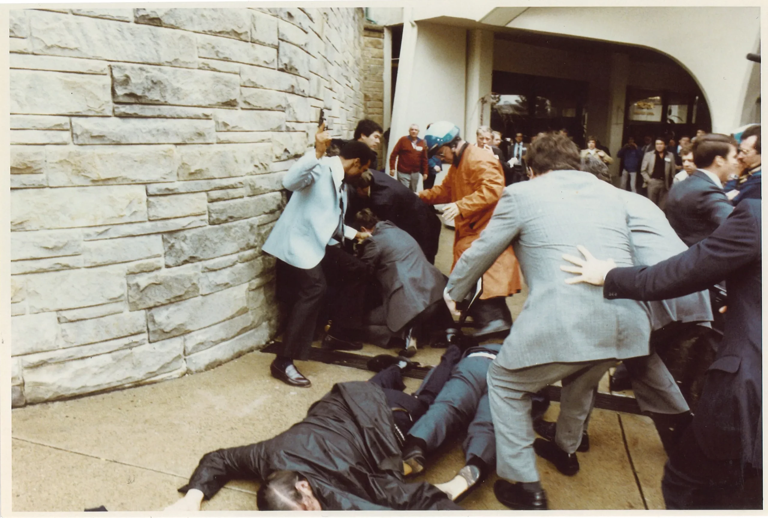 Washingtonul, „în corzi” după atacul de la Washington Hilton. Cum a trecut atacatorul de filtrele de securitate. Breșele care l-au expus pe Trump