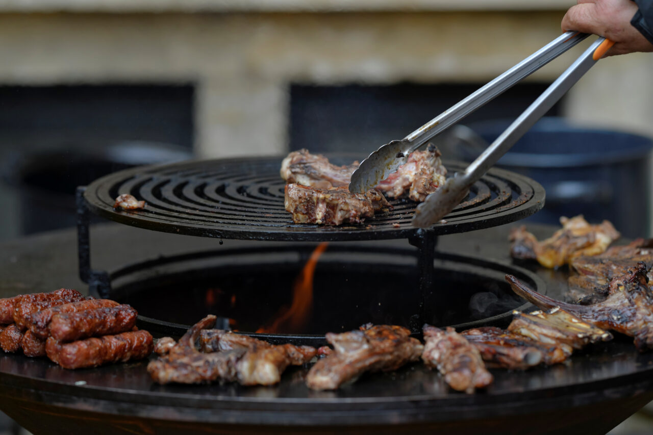 La ce distanță de gardul casei trebuie preparat „grătarul” de Paște. Amenda poate ajunge și la 2.500 lei