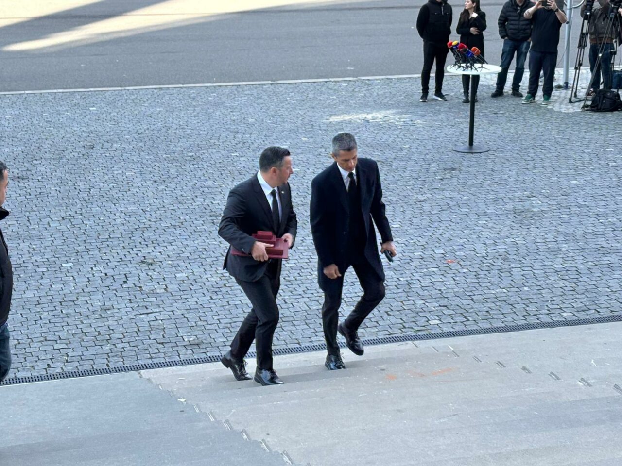 Premierul Ilie Bolojan a venit la Arena Națională pentru a-i aduce un ultim omagiu lui Mircea Lucescu