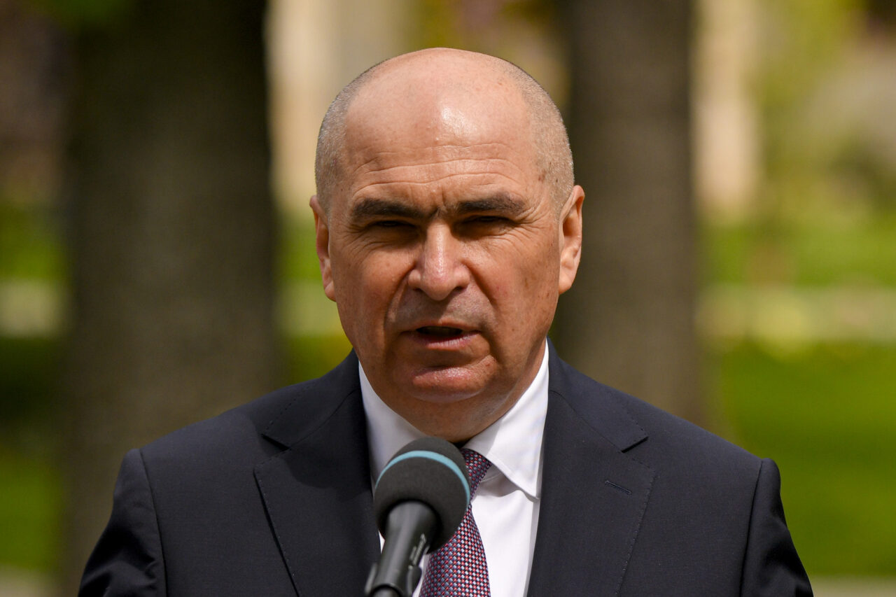 Economia este în cap, inflația la cer, iar premierul Ilie Bolojan revendică o înfrângere drept victorie: România are cel mai mare deficit bugetar din UE 