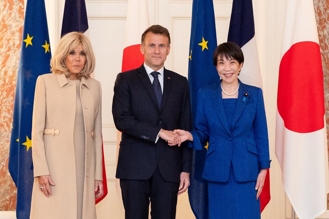 Premierul Japoniei l-a primit pe Macron în Tokyo. Gestul emblematic din desene animate pe care l-au făcut cei doi a surprins publicul