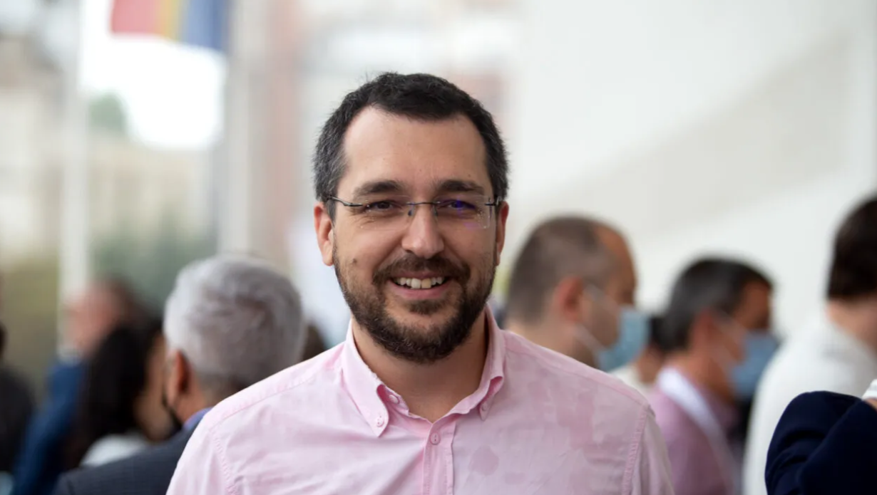 Ce spune Vlad Voiculescu, urmărit penal într-un dosar de achiziții de vaccinuri, despre penalitățile pe care trebuie să le plătească România către Pfizer