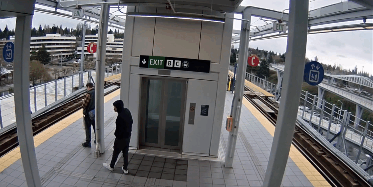 Imagini cu clipele de teroare pe care le-a trăit un călător care aproape a fost împins în fața trenului de un alt bărbat