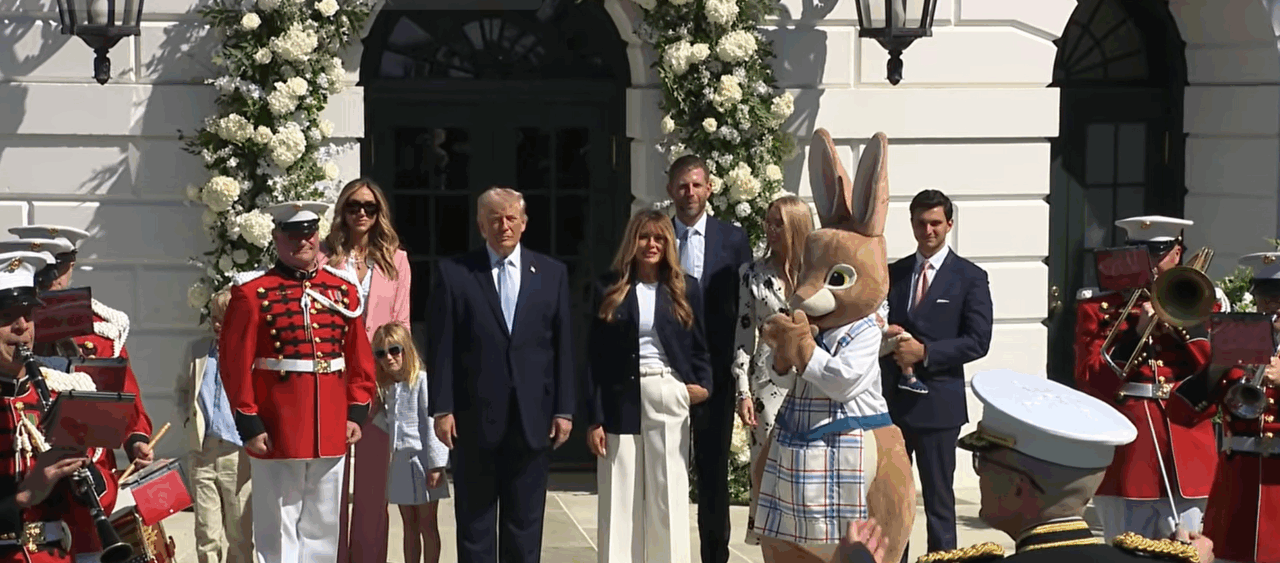 Cursa cu ouă de Paște are loc la Casa Albă. Donald Trump și Melania și-au întâmpinat invitații alături de „iepurașul de Paște“