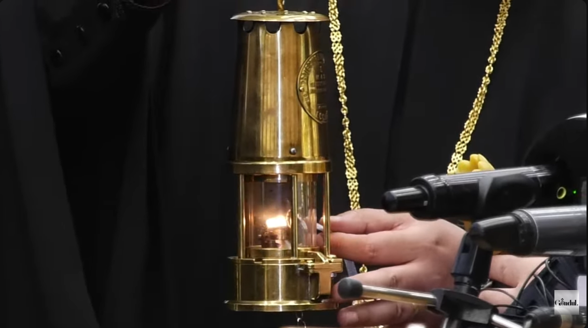 Lumina Sfântă se îndreaptă către Patriarhia Română. Gândul transmite evenimentul în direct, de la Aeroportul Otopeni