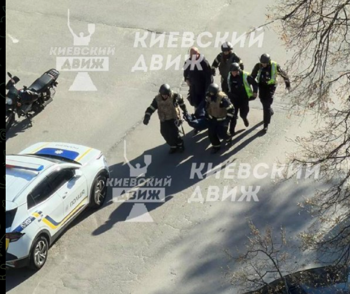 Un atacator a luat ostatici într-un magazin din Kiev și a tras cu o armă în civili și polițiști. Există victime