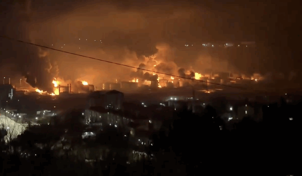 Rafinărie Rosneft, în flăcări după un atac cu drone ucrainene asupra unui port crucial din regiunea rusească Krasnodar