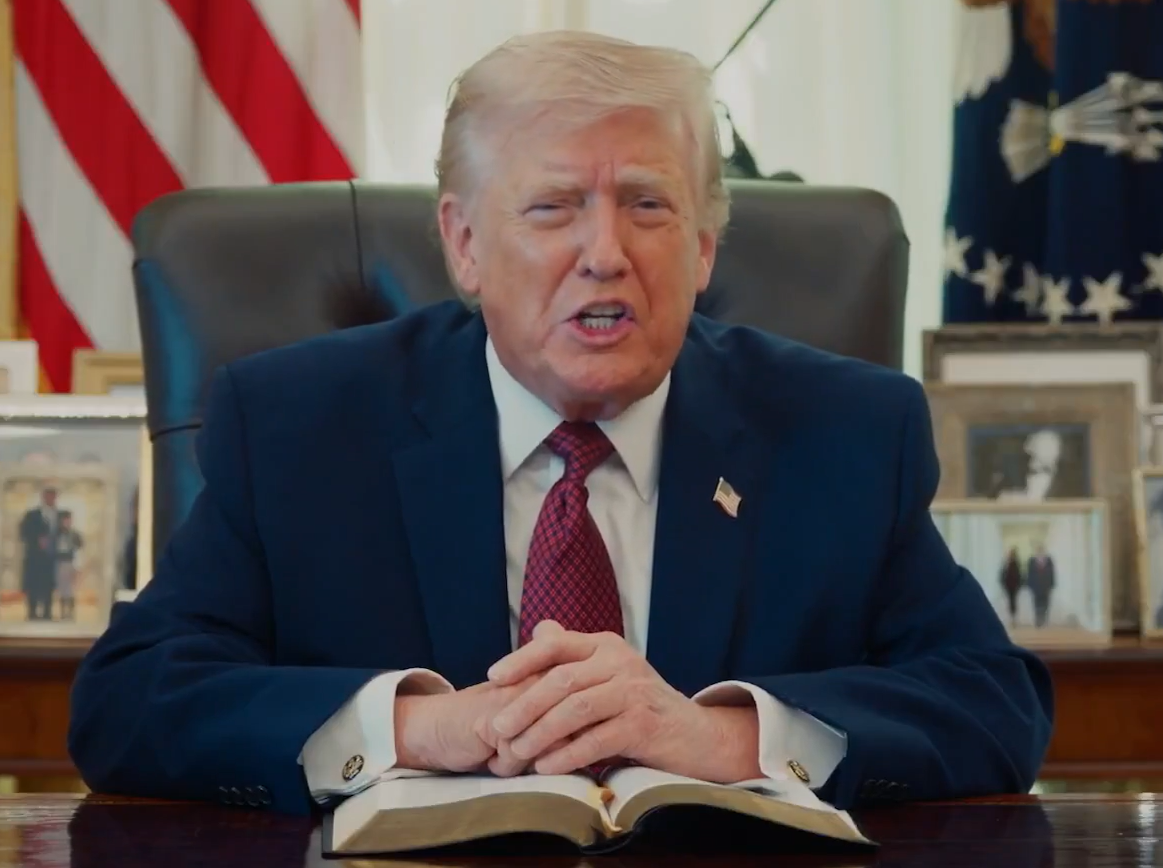 Trump vrea să câștige „iertarea“ americanilor. După atacurile la adresa Papei și după ce a „pozat în Iisus“, președintele citește Biblia din Biroul Oval