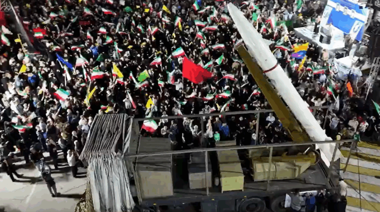 Iranul își etalează noile rachete balistice în fața cetățenilor săi. Mulțimi uriașe s-au adunat în marile orașe. Cum a fost dezvăluită Khorramshahr 4