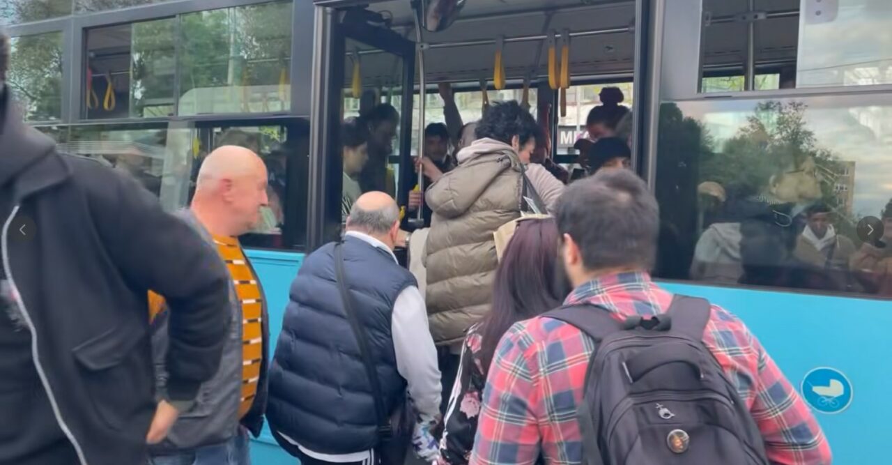 Revoltă într-o stație STB după ce un autobuz a întârziat 40 de minute. Călătorii nu s-au putut urca: „Și mai vreți să scumpiți și călătoria”